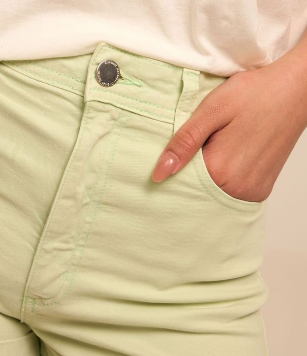 Short en Sarga con Cintura Alta y Bajo Plegado 4