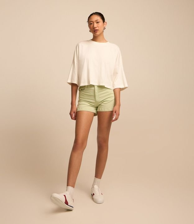 Short en Sarga con Cintura Alta y Bajo Plegado 5