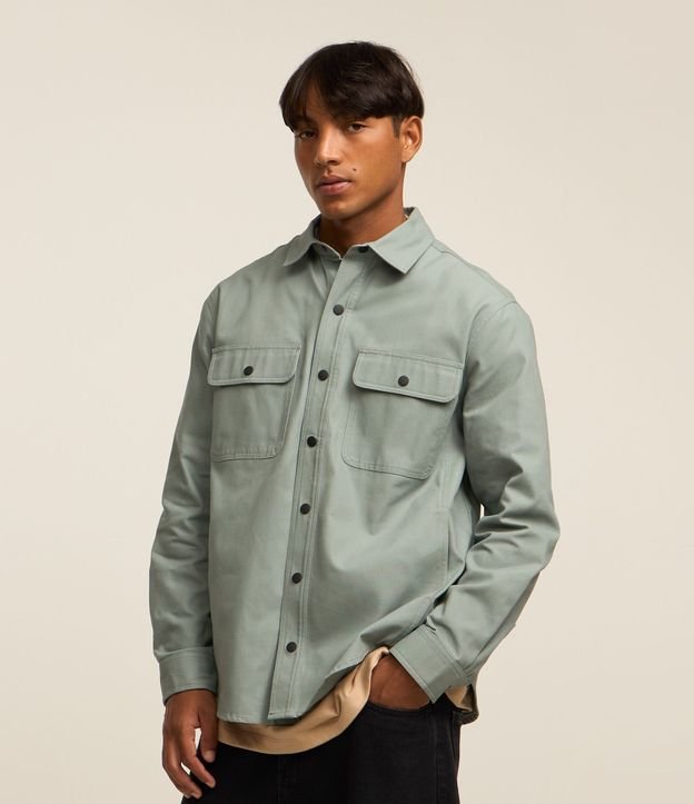 Camisa en Sarga con Botones y Bolsillos