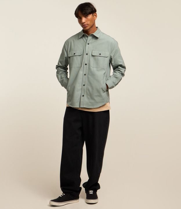 Camisa en Sarga con Botones y Bolsillos 2
