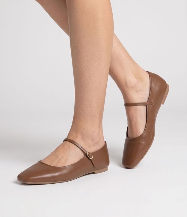 Zapatilla de Cuero con Puntera Cuadrada y Detalle en Hebilla