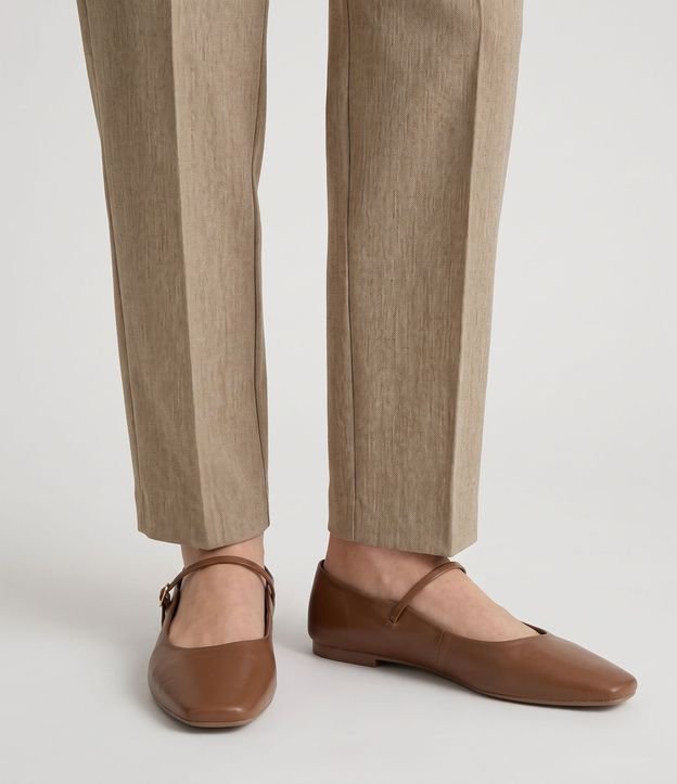 Zapatilla de Cuero con Puntera Cuadrada y Detalle en Hebilla 2