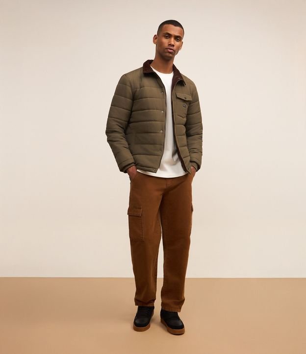 Campera Puffer con Cuello Alto Aterciopelada y Bolsillo Cargo 3
