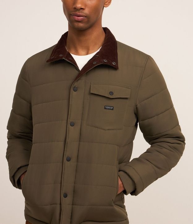 Campera Puffer con Cuello Alto Aterciopelada y Bolsillo Cargo 4