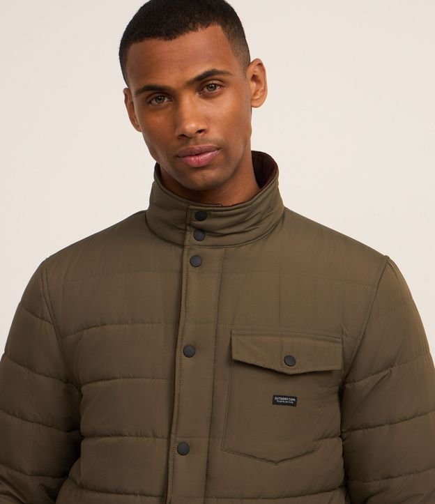 Campera Puffer con Cuello Alto Aterciopelada y Bolsillo Cargo 6