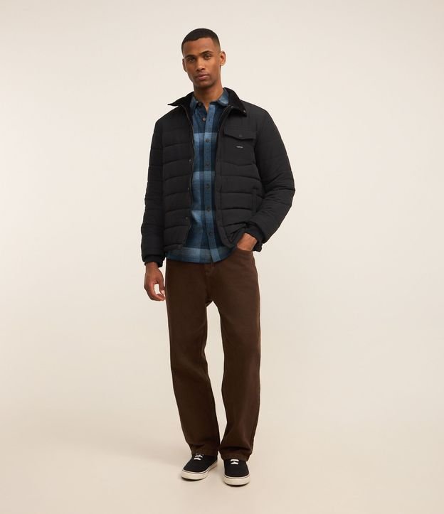 Campera Puffer con Cuello Alto Aterciopelada y Bolsillo Cargo 2