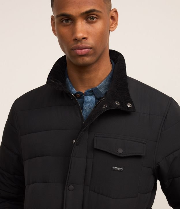 Campera Puffer con Cuello Alto Aterciopelada y Bolsillo Cargo 4