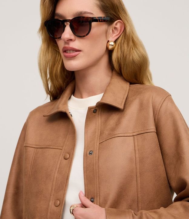 Campera con Bolsillos Delanteros y Elástico en la Espalda 3