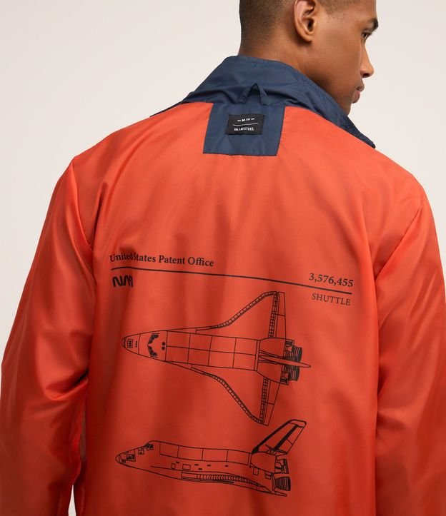 Campera Rompevientos con Capucha y Estampa Nasa 3