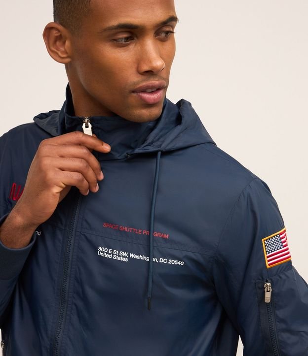 Campera Rompevientos con Capucha y Estampa Nasa 4