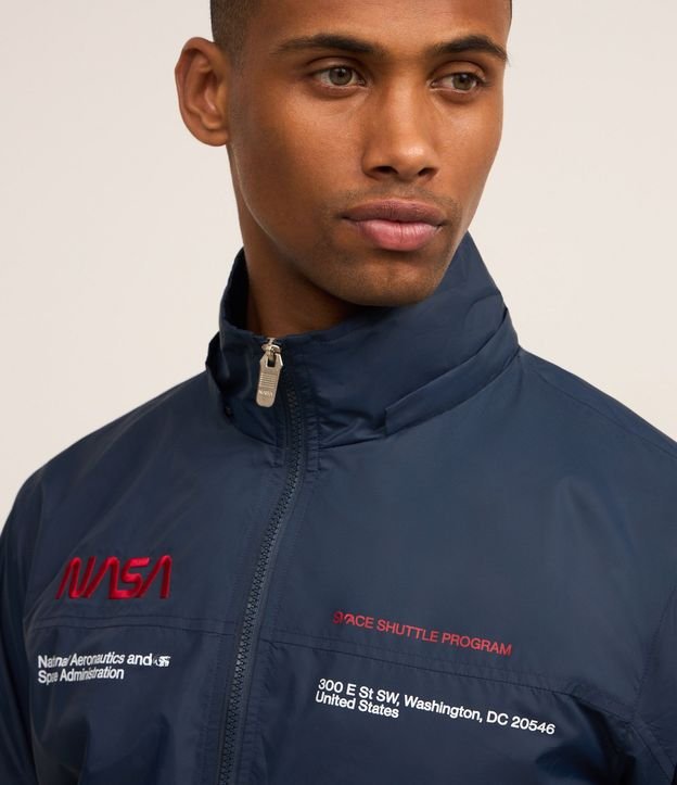 Campera Rompevientos con Capucha y Estampa Nasa 5