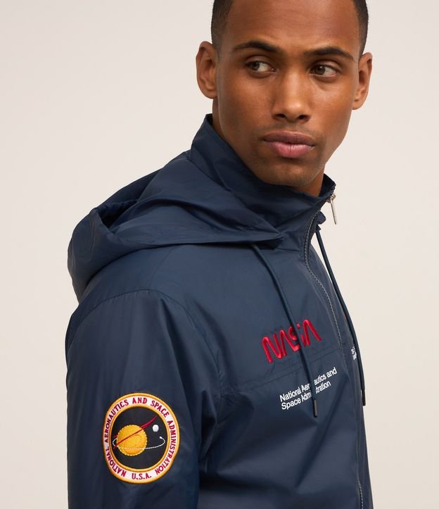 Campera Rompevientos con Capucha y Estampa Nasa 7
