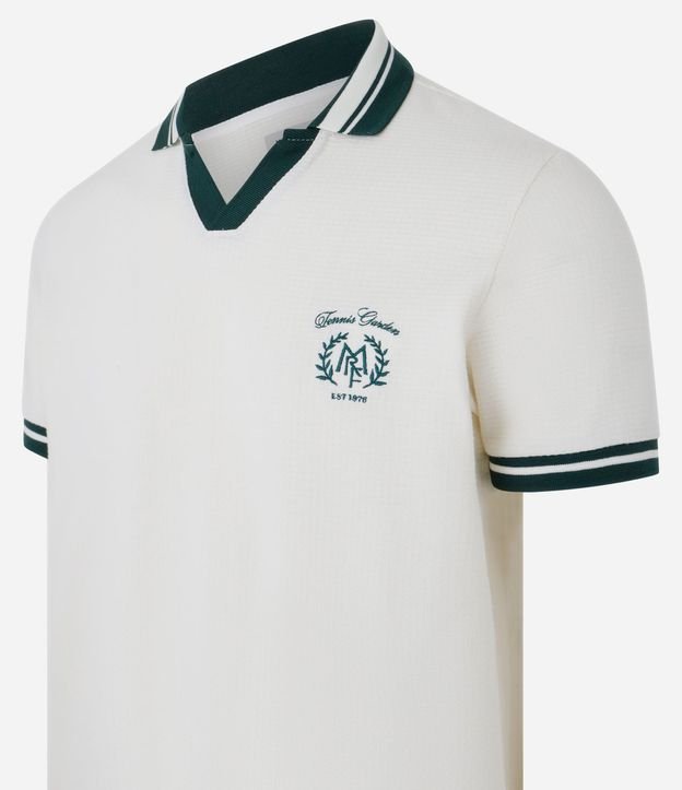 Remera Polo Comfort con Detalles Contrastantes y Estampa de Escudo 5