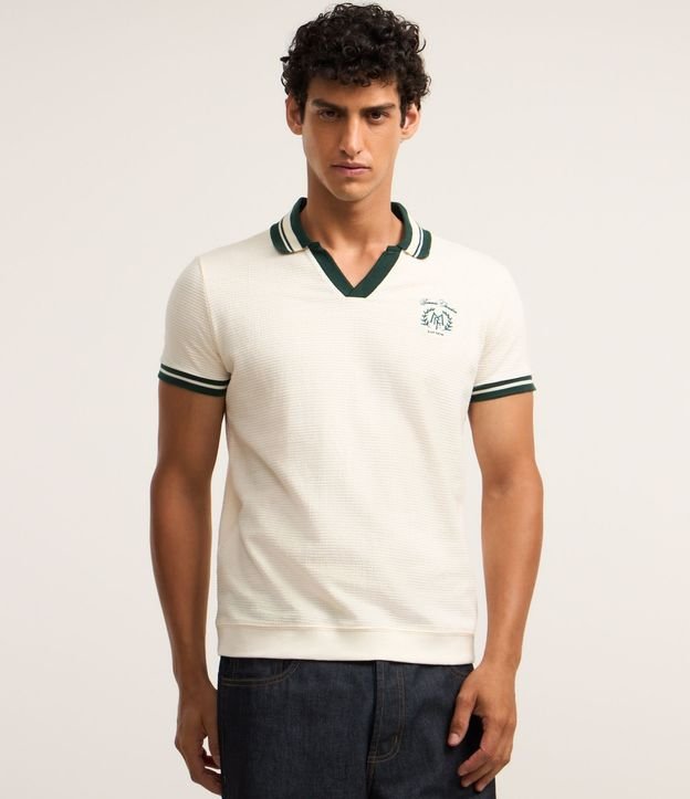 Remera Polo Comfort con Detalles Contrastantes y Estampa de Escudo
