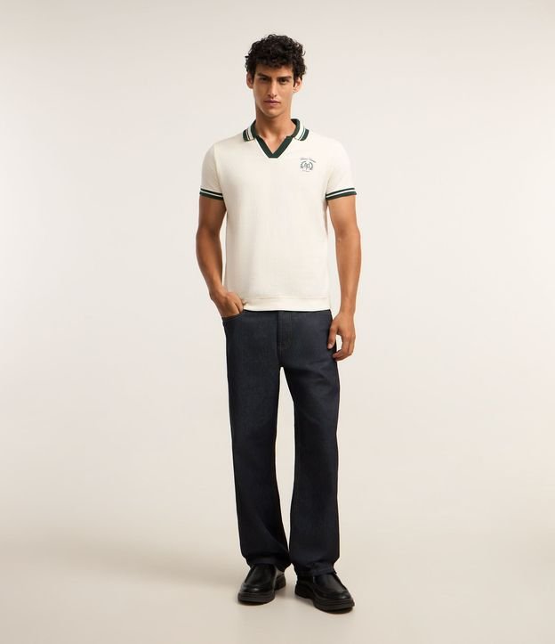 Remera Polo Comfort con Detalles Contrastantes y Estampa de Escudo 2