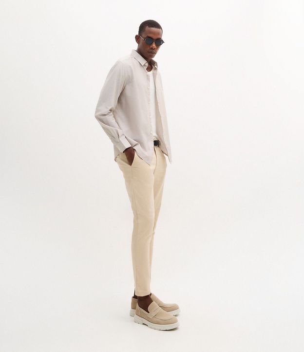 Pantalón Slim en Sarga Cintura con Trabillas y Bolsillo