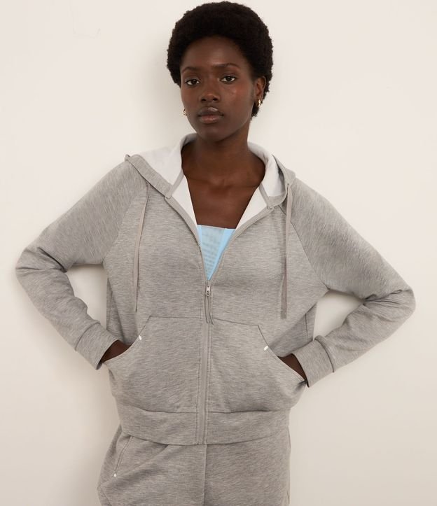 Campera Deportiva en Microfibra Pesada con Bolsillos y Capucha