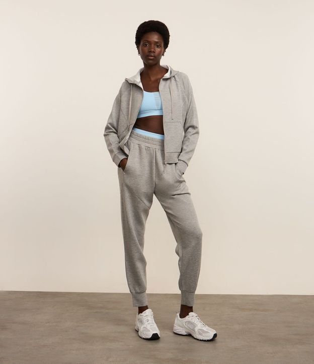Campera Deportiva en Microfibra Pesada con Bolsillos y Capucha 2