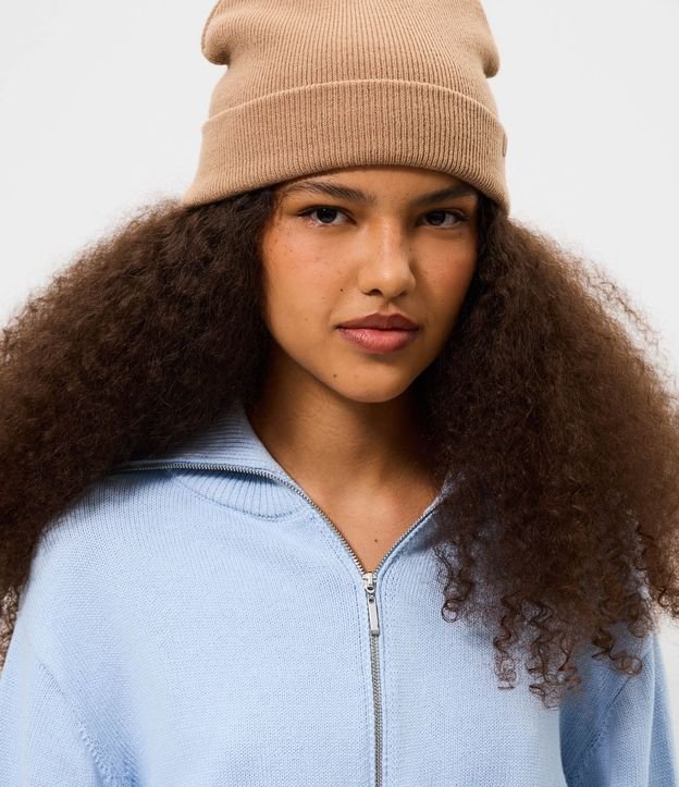 Gorro de Punto con Borde Plegado y Etiqueta Aplicada