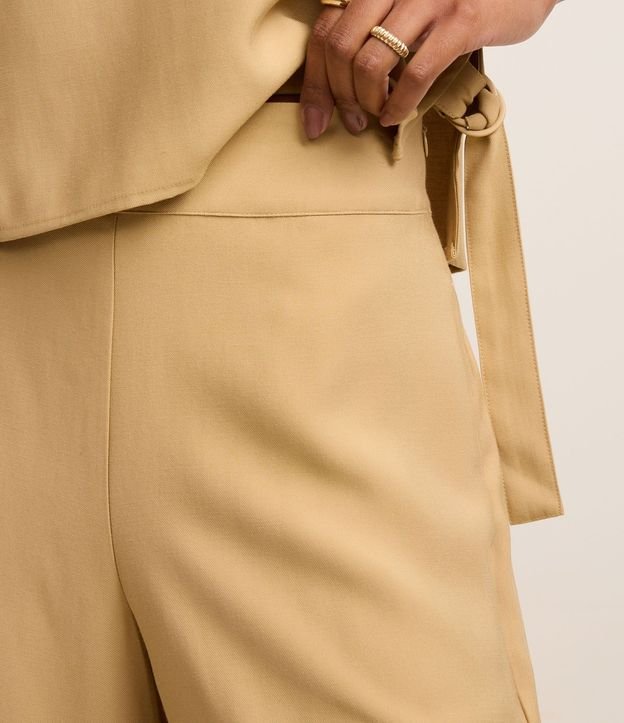Bermuda en Viscosa Twill con Ruedo Plegado 5
