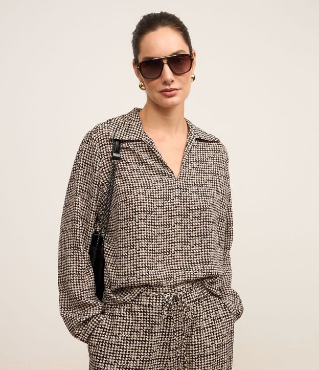 Blusa en Crepé con Estampa Pied-de-Poule y Cuello Polo