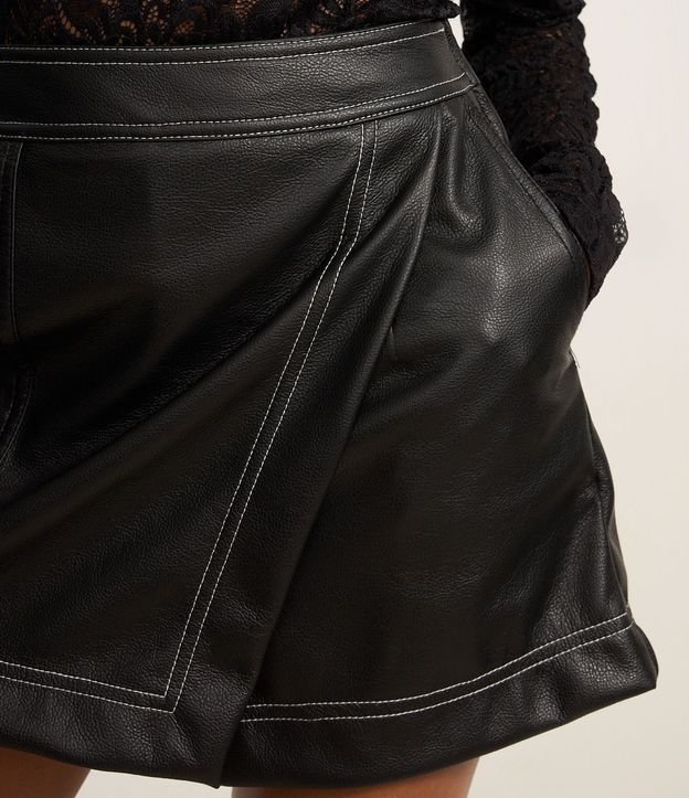 Short Pollera corto en PU Traspasado con Despuntes Contrastantes 5