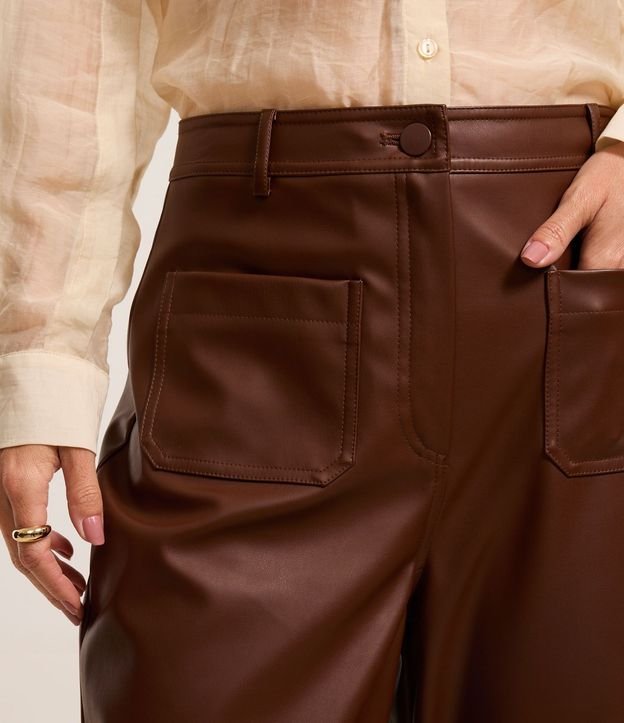 Pantalón Recto Cintura Alta en PU con Cintura Sastre 4