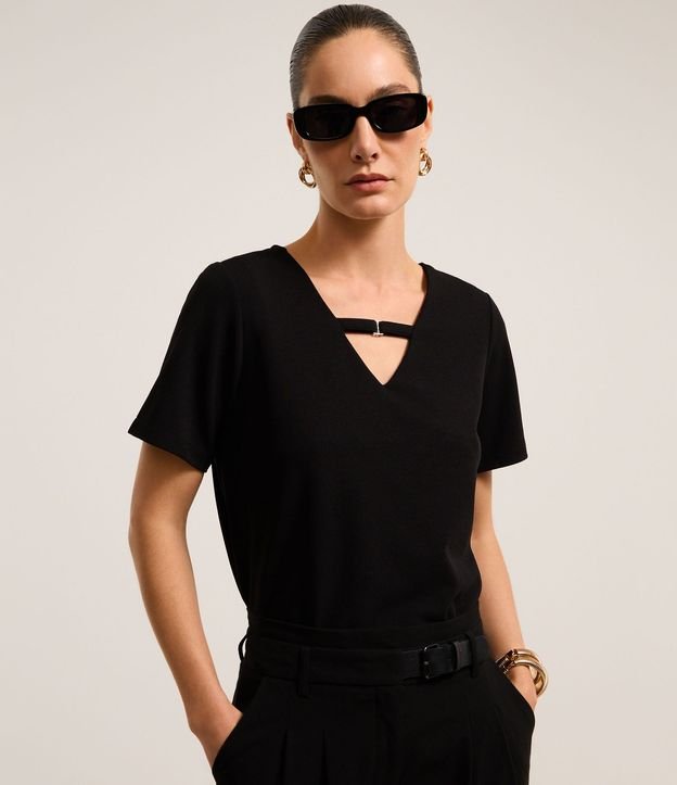 Blusa en Crepé con Hebilla en el Cuello V