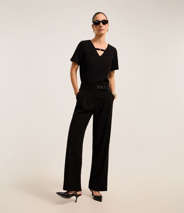 Blusa en Crepé con Hebilla en el Cuello V 2