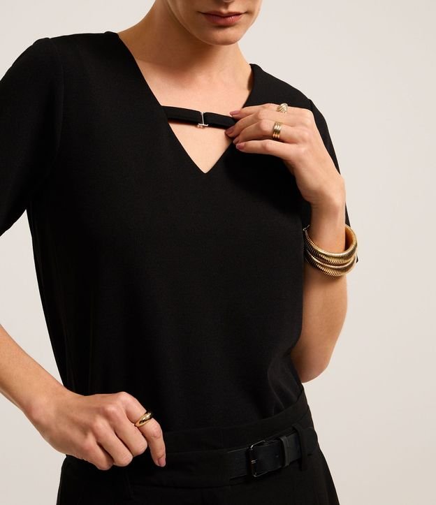Blusa en Crepé con Hebilla en el Cuello V 3