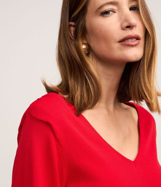 Blusa en Punto con Escote V y Hombrera