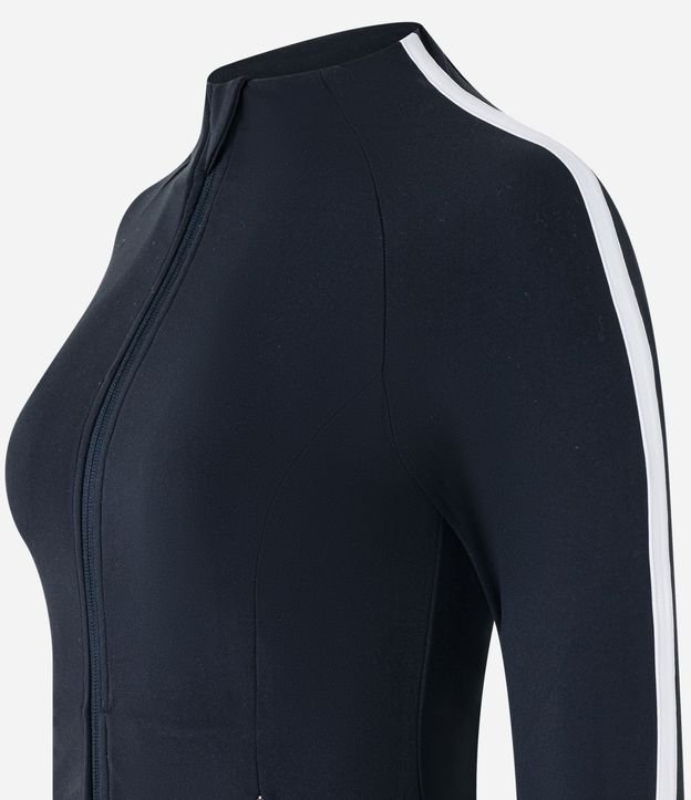 Campera Deportiva Justa en Microfibra con Bolsillos y Raya Contrastante 7