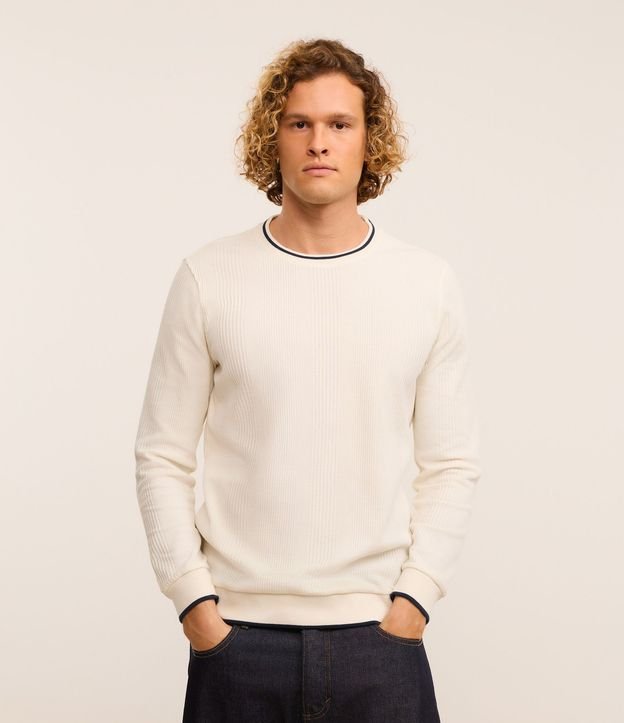 Remera Regular con Textura Vertical y Cuello Contrastante