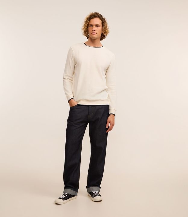 Remera Regular con Textura Vertical y Cuello Contrastante 3
