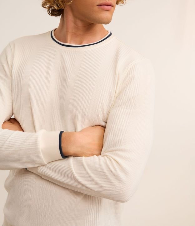 Remera Regular con Textura Vertical y Cuello Contrastante 4