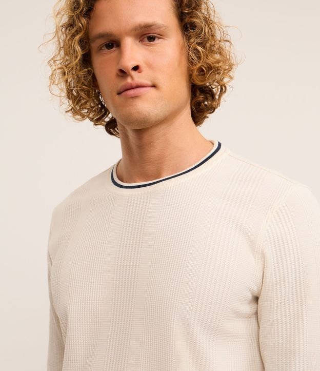 Remera Regular con Textura Vertical y Cuello Contrastante 5