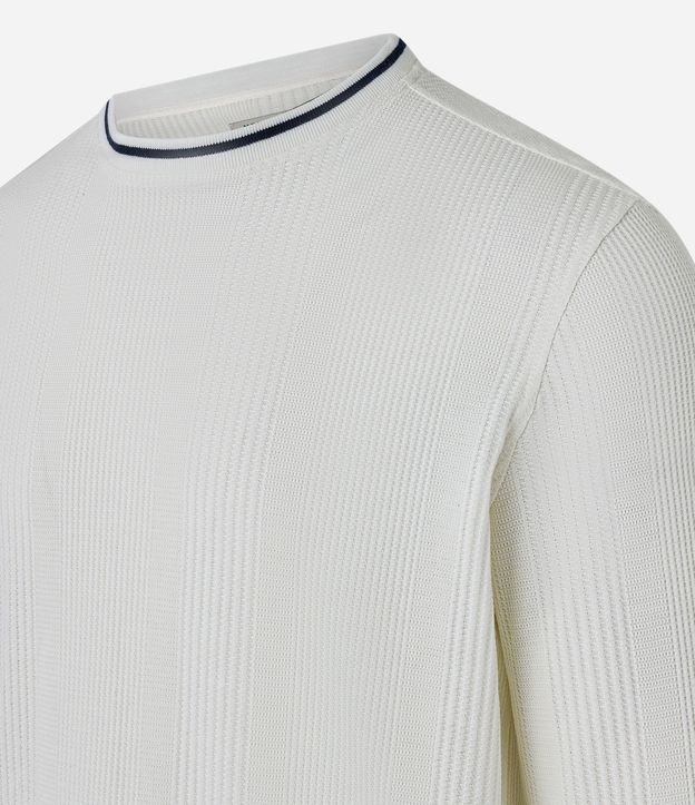 Remera Regular con Textura Vertical y Cuello Contrastante 7