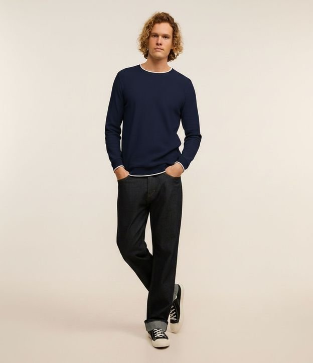 Remera Regular con Textura Vertical y Cuello Contrastante