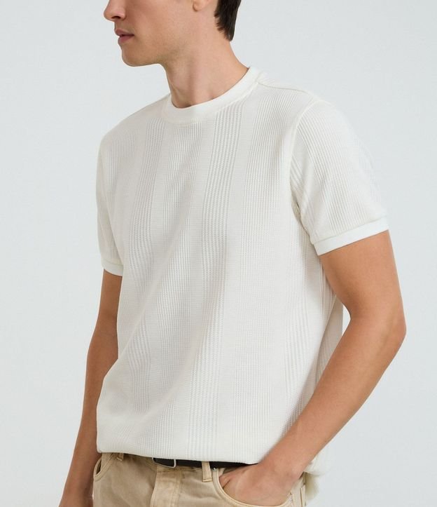 Remera Regular con Cuello Redondo y Textura Vertical 3