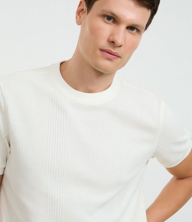 Remera Regular con Cuello Redondo y Textura Vertical 4
