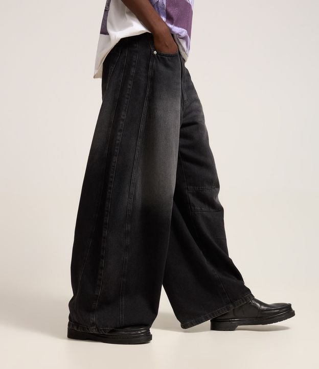 Pantalón Barrel en Jeans con Recortes y Pences