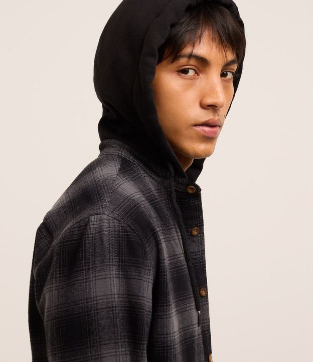 Camisa Comfort en Franela con Capucha Estampa de Cuadros 3