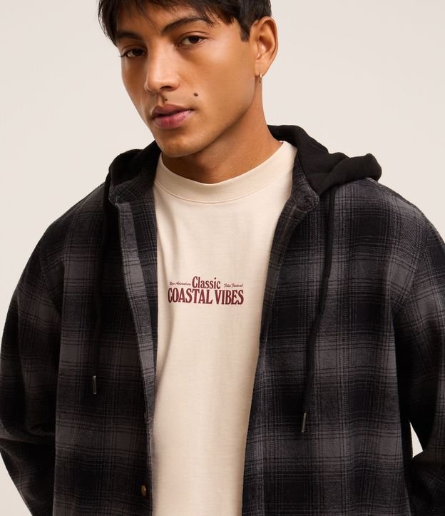Camisa Comfort en Franela con Capucha Estampa de Cuadros 6