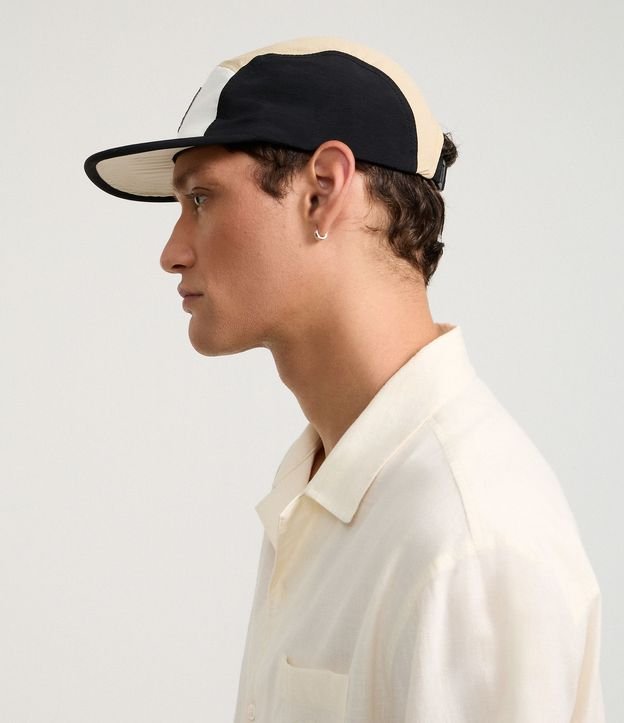 Gorra 5 Panel en Microfibra con Recortes y Bordado Delantero