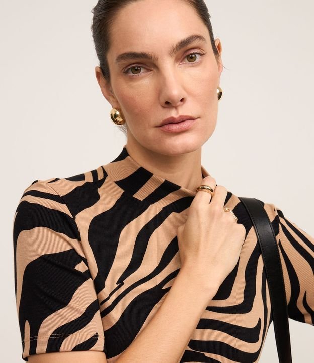 Blusa en Rib con Cuello Alto y Estampa Zebra