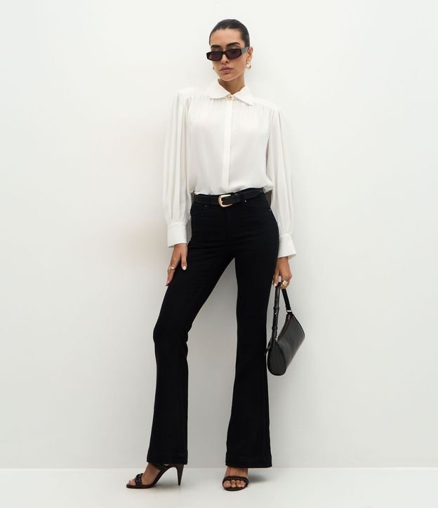 Pantalón Flare en Sarga con Tiro Alto
