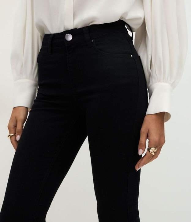 Pantalón Flare en Sarga con Tiro Alto 4