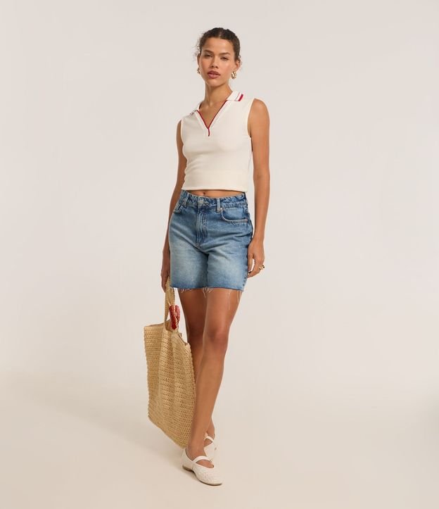 Bermuda en Jeans con Lavado y Terminación Deshilachada