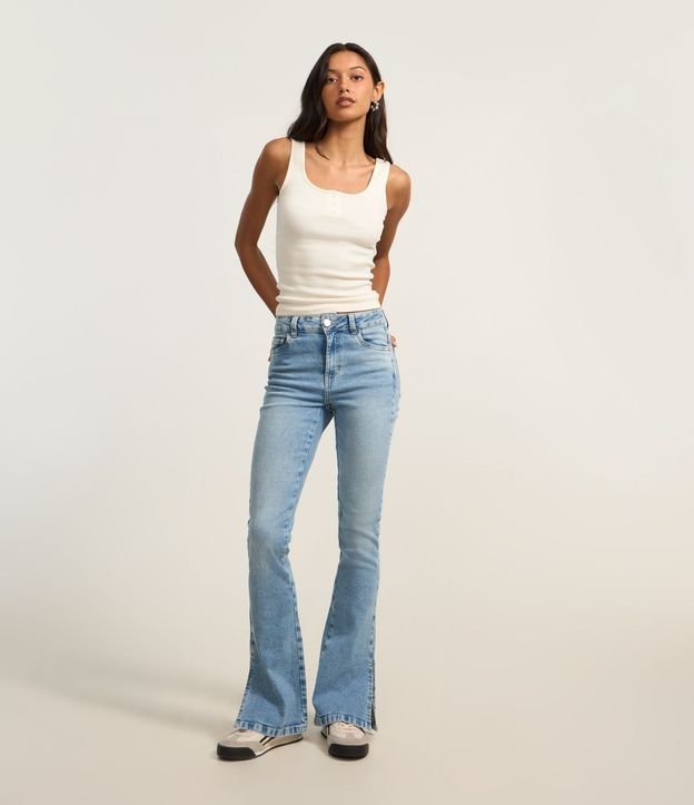 Pantalón Bootcut en Jeans con Cintura Alta y Abertura Lateral en la Bajo