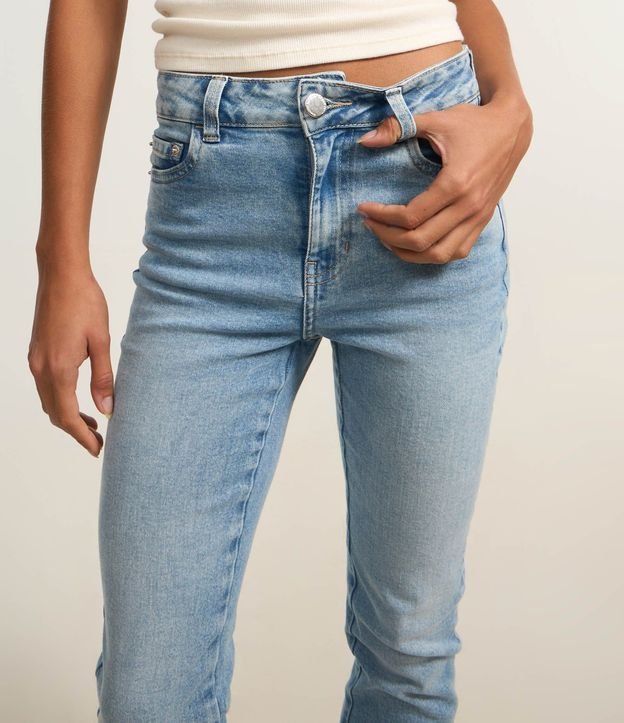 Pantalón Bootcut en Jeans con Cintura Alta y Abertura Lateral en la Bajo 4